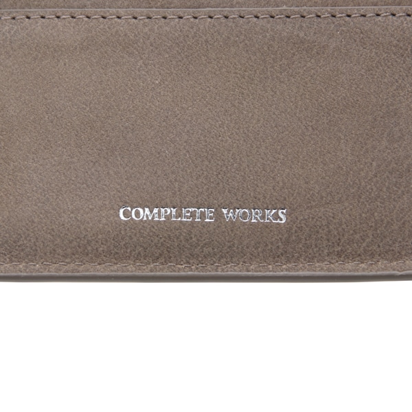【COMPLETE WORKS】 WASH ポルトガルレザー薄型二つ折り財布 ブラウン I-2109266
