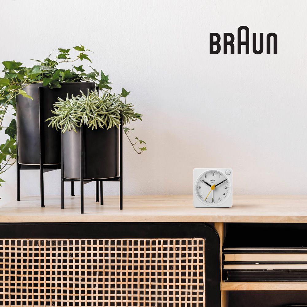 家電デザインに革命をもらたした「BRAUN」の腕時計、掛け時計、置時計、電卓の取り扱いを開始しました。