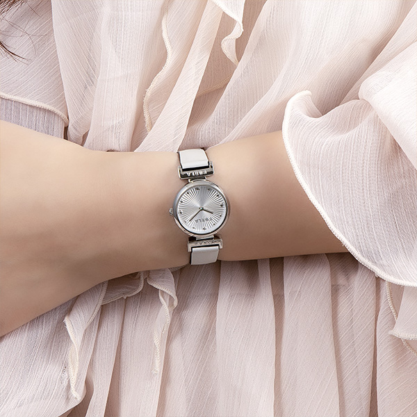 【FURLA 】リバーシブル仕様のベルトがついたファッショナブルなモデルが登場