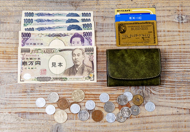 日本のお金は硬貨中心。メインのサイフにミニサイフをプラスしてスマートに